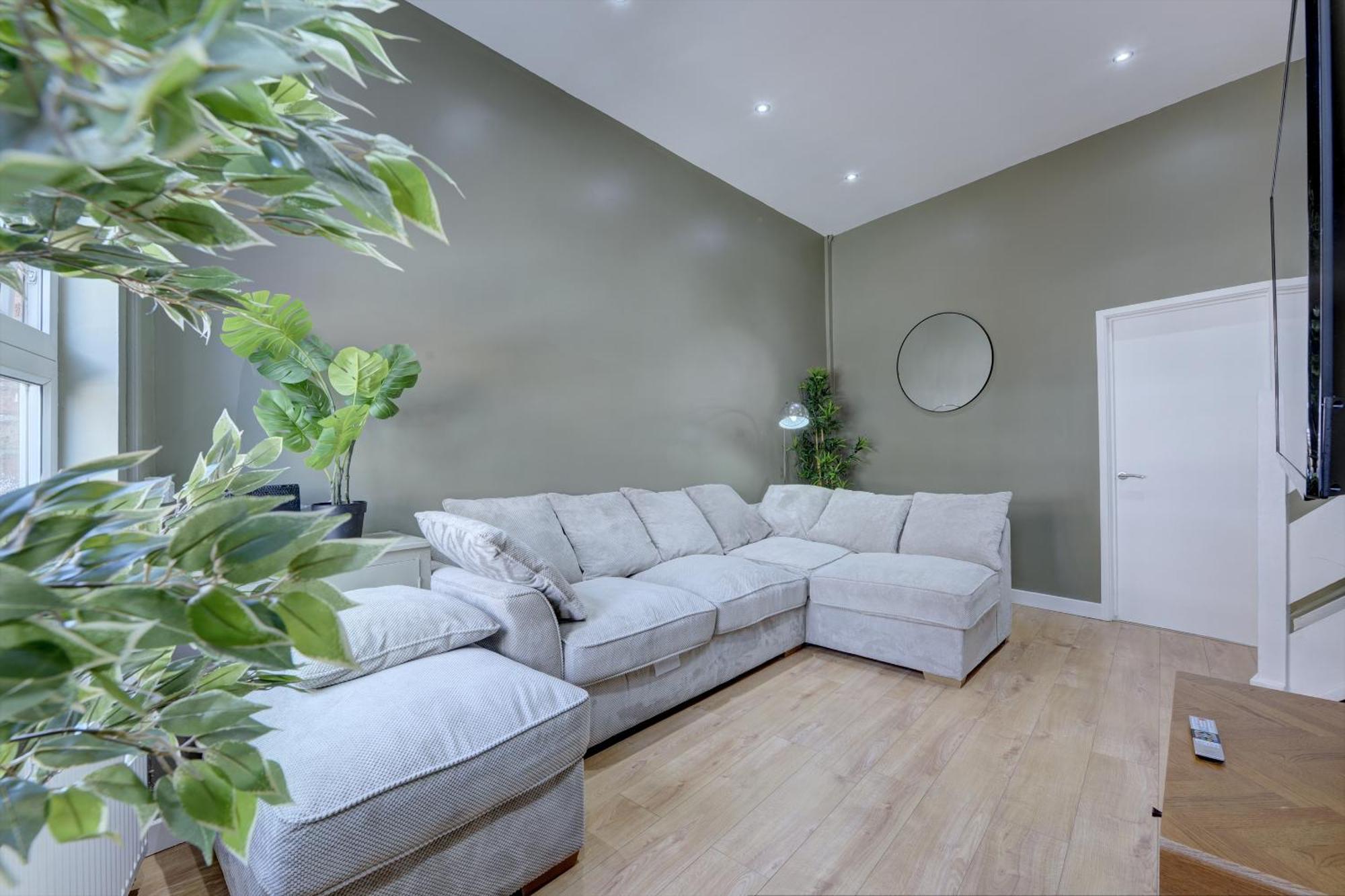 4 Bedrooms Homely House With Garden- Sleeps 9 Comfortably With 6 Comfortable Beds, Free Street Parking, Business Travellers, Contractors, & Holiday-Goers, Coventry, Near All Major Transport Links In Coventry And Motorway Exterior foto