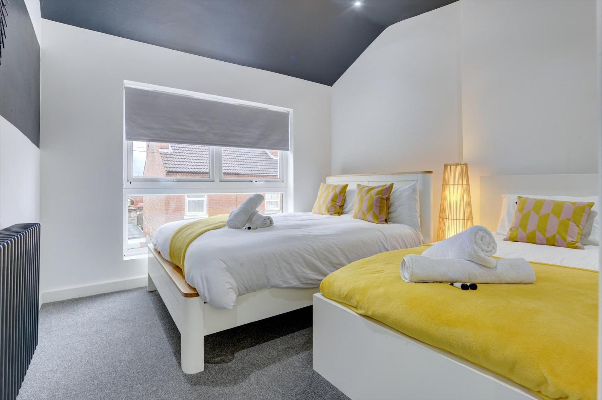 4 Bedrooms Homely House With Garden- Sleeps 9 Comfortably With 6 Comfortable Beds, Free Street Parking, Business Travellers, Contractors, & Holiday-Goers, Coventry, Near All Major Transport Links In Coventry And Motorway Exterior foto