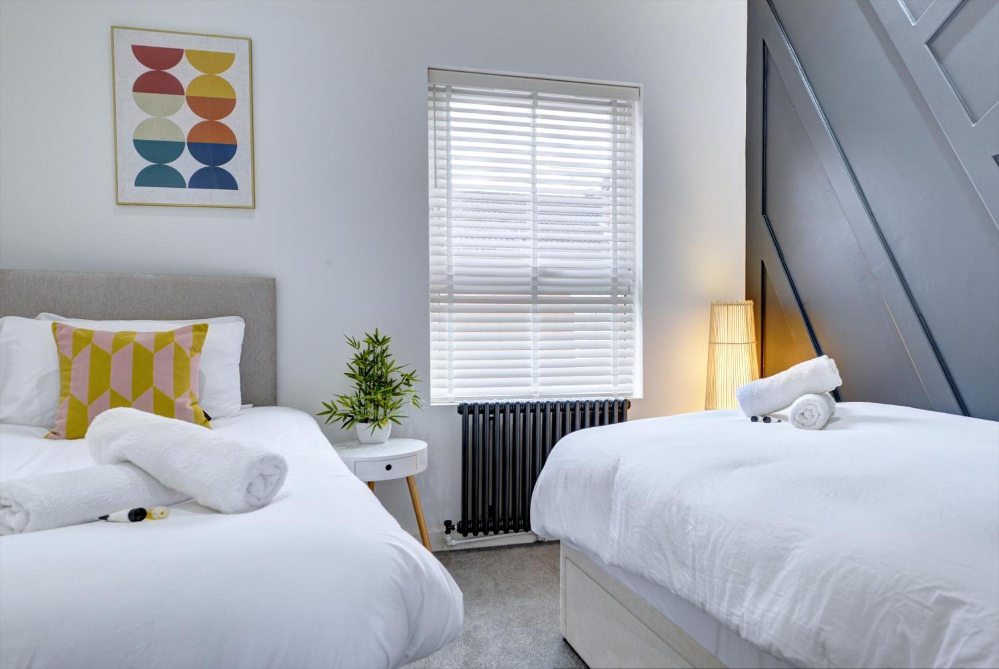 4 Bedrooms Homely House With Garden- Sleeps 9 Comfortably With 6 Comfortable Beds, Free Street Parking, Business Travellers, Contractors, & Holiday-Goers, Coventry, Near All Major Transport Links In Coventry And Motorway Exterior foto