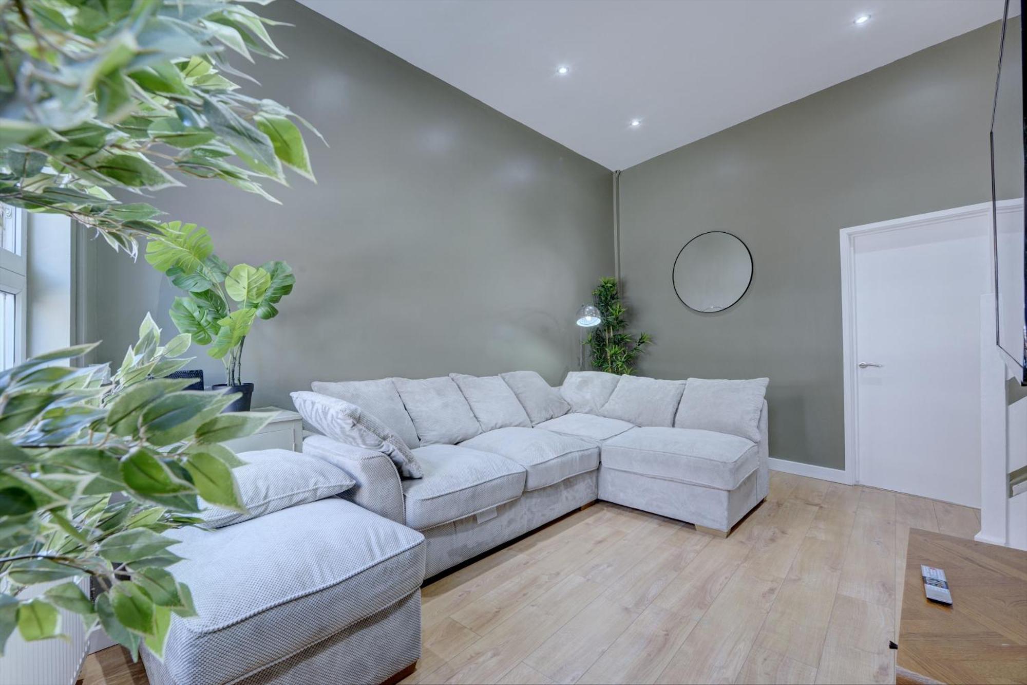 4 Bedrooms Homely House With Garden- Sleeps 9 Comfortably With 6 Comfortable Beds, Free Street Parking, Business Travellers, Contractors, & Holiday-Goers, Coventry, Near All Major Transport Links In Coventry And Motorway Exterior foto